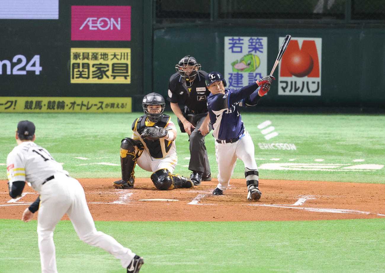 ソフトバンク対西武　2回表西武無死、渡部聖は左越えに二塁打を放つ（撮影・梅根麻紀）