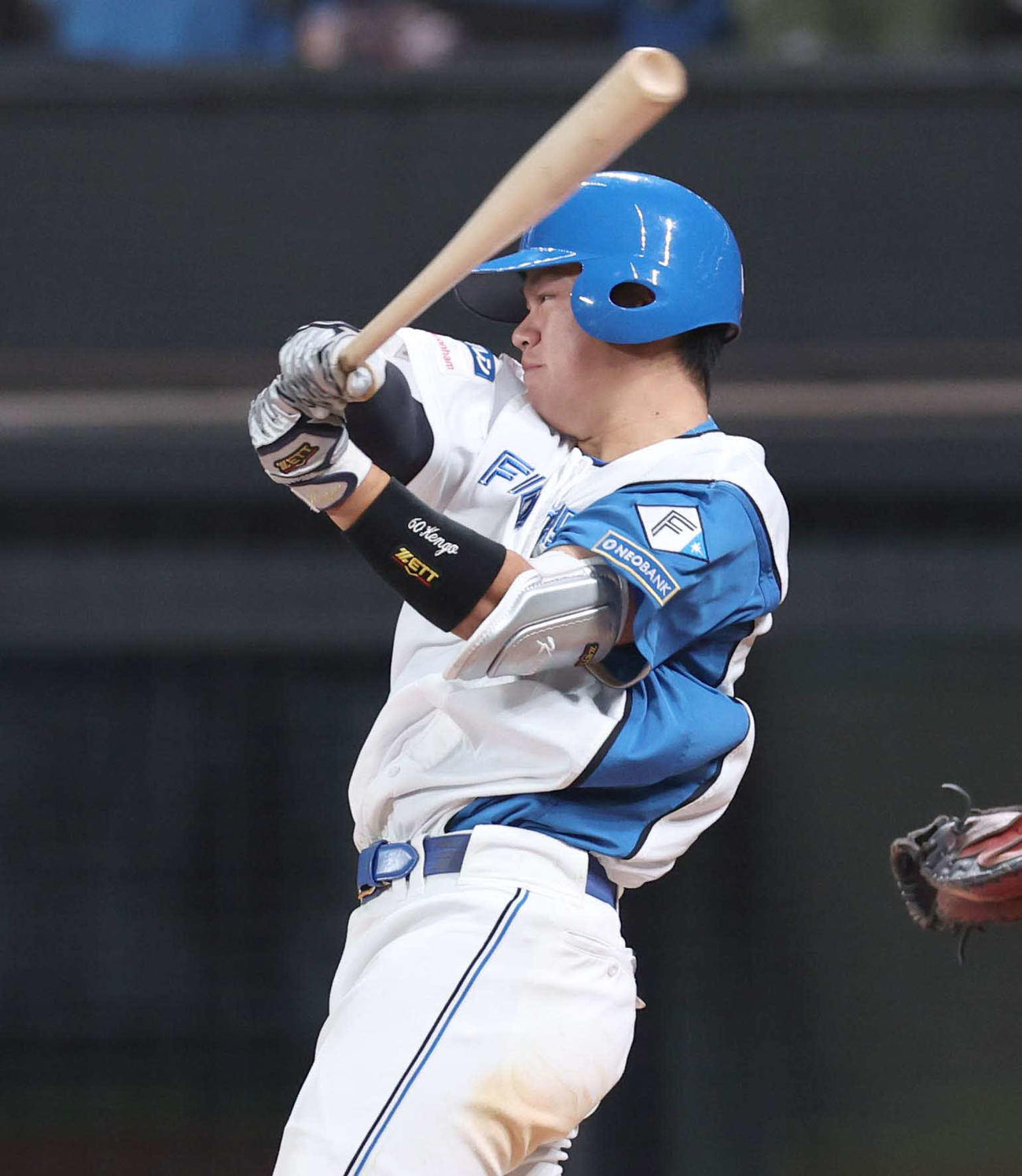 日本ハム対オリックス　6回裏日本ハム2死、右越え本塁打を放つ吉田（撮影・黒川智章）