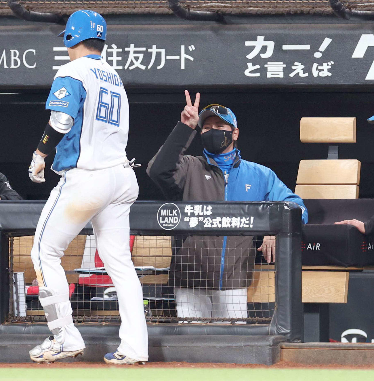 日本ハム対オリックス　6回裏、通算2本目の本塁打を放った吉田を出迎える新庄監督（撮影・黒川智章）