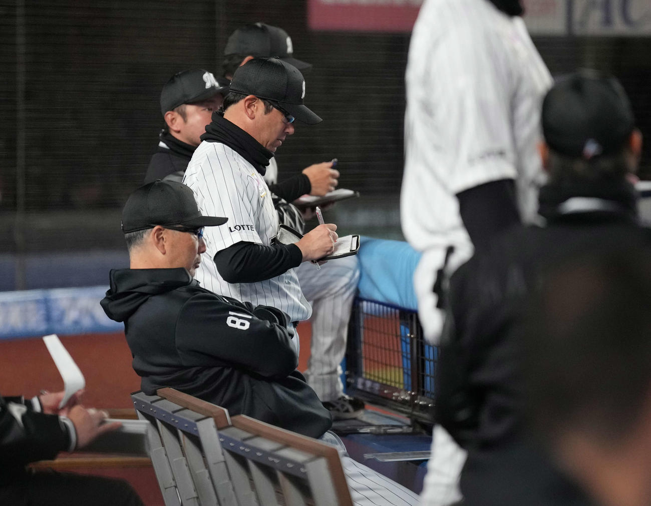 ロッテ対楽天　戦況を見つめるロッテ吉井監督（中央）（撮影・井上学）