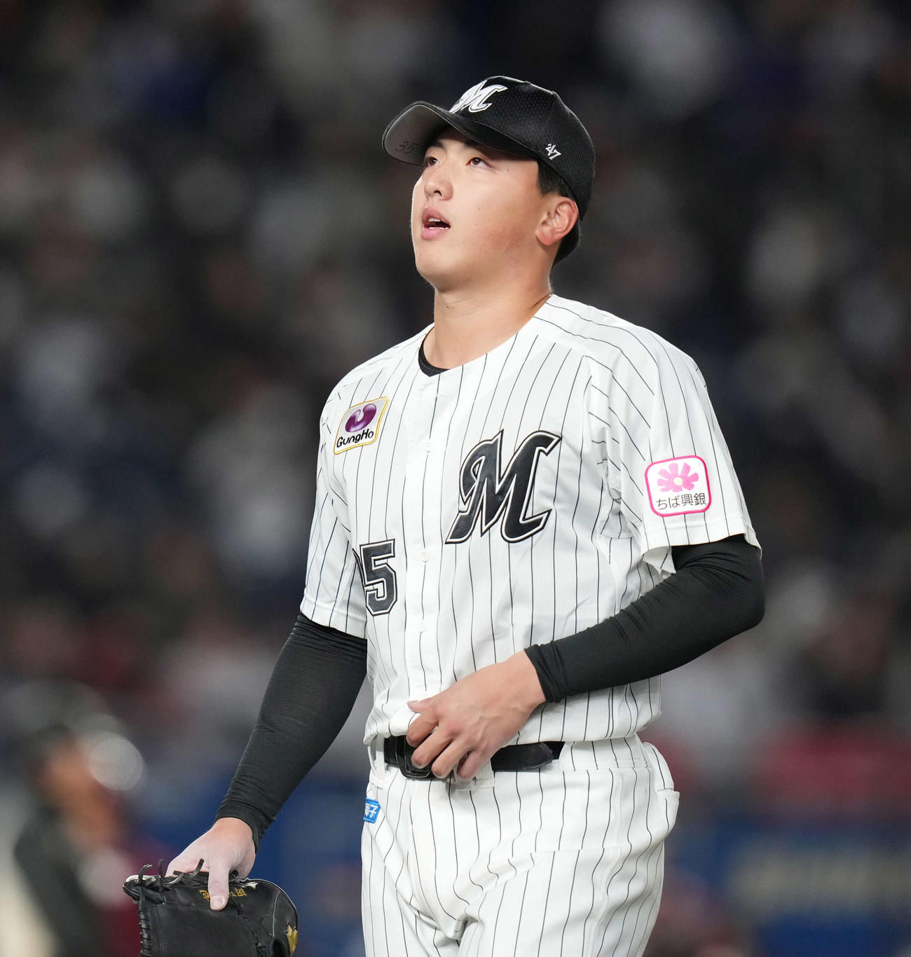 ロッテ対楽天　3回を終えベンチに引き揚げるロッテ田中晴（撮影・井上学）