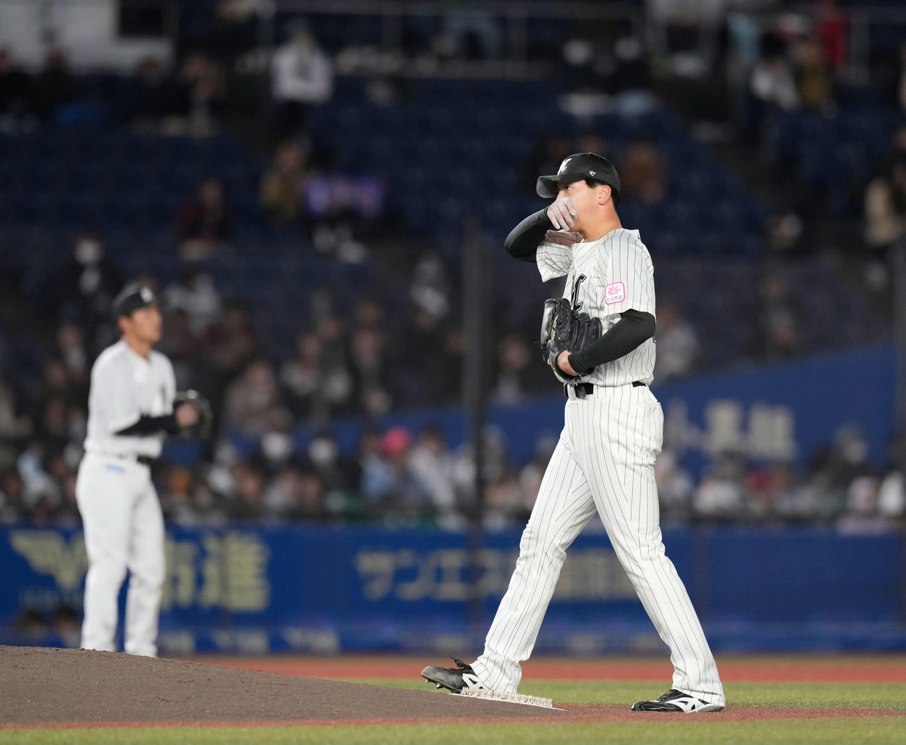 ロッテ対楽天　4回表楽天2死一、三塁、宗山塁に適時打を浴び悔しがる田中晴（撮影・井上学）