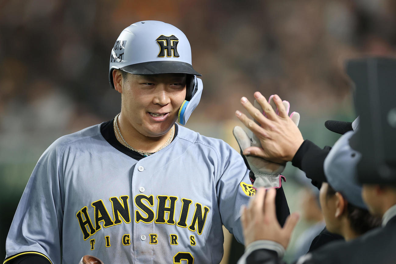 巨人対阪神　3回表阪神2死満塁、坂本の適時打で生還し、ナインに迎えられる大山（撮影・前田充