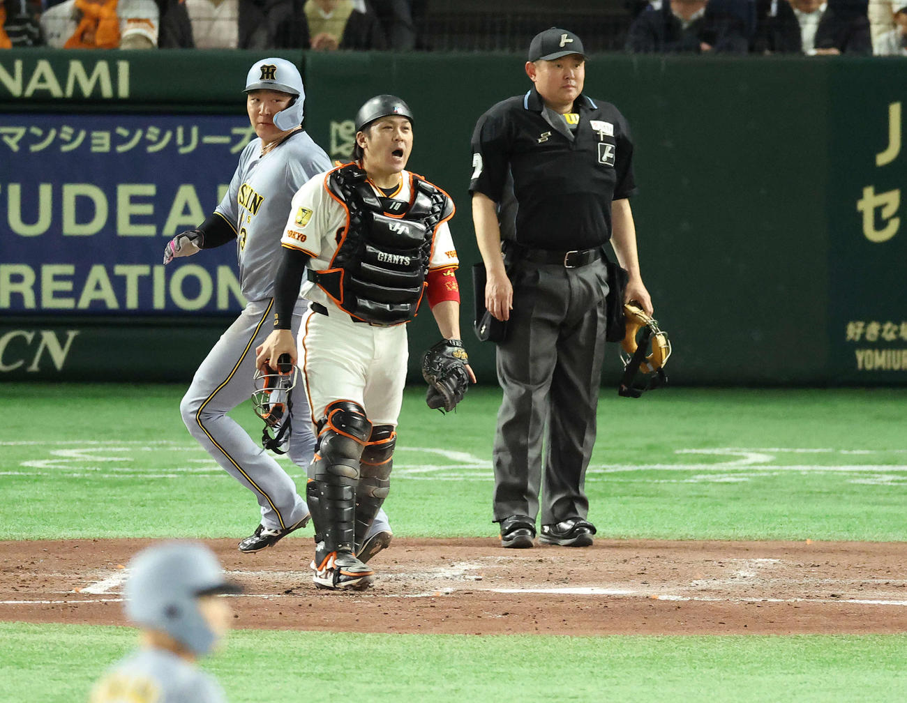 巨人対阪神　3回表阪神2死満塁、坂本の左前適時打で生還する大山。捕手甲斐（撮影・河田真司）