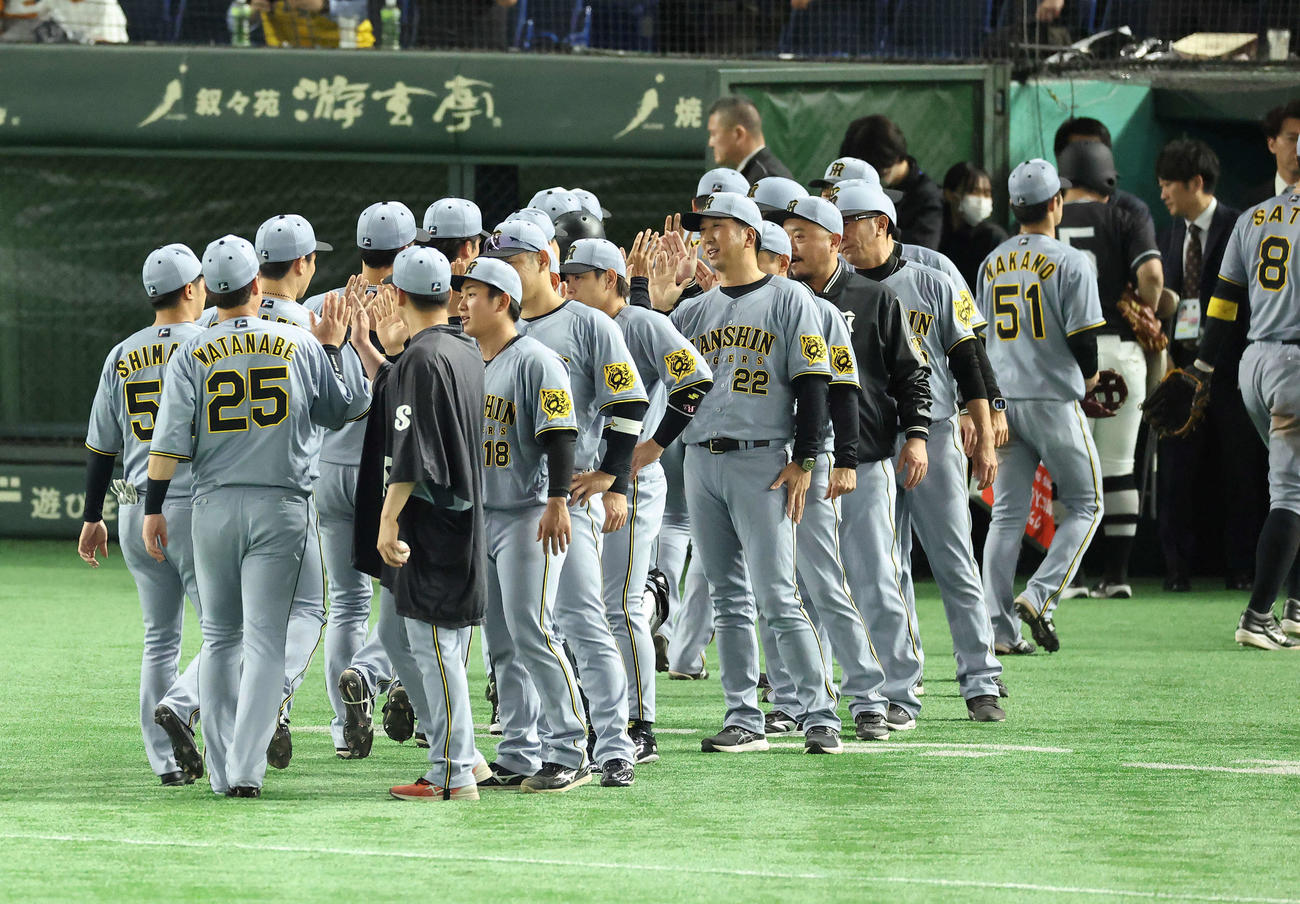 巨人対阪神　巨人に勝利し、ナインを迎える阪神藤川監督（中央）（撮影・河田真司）