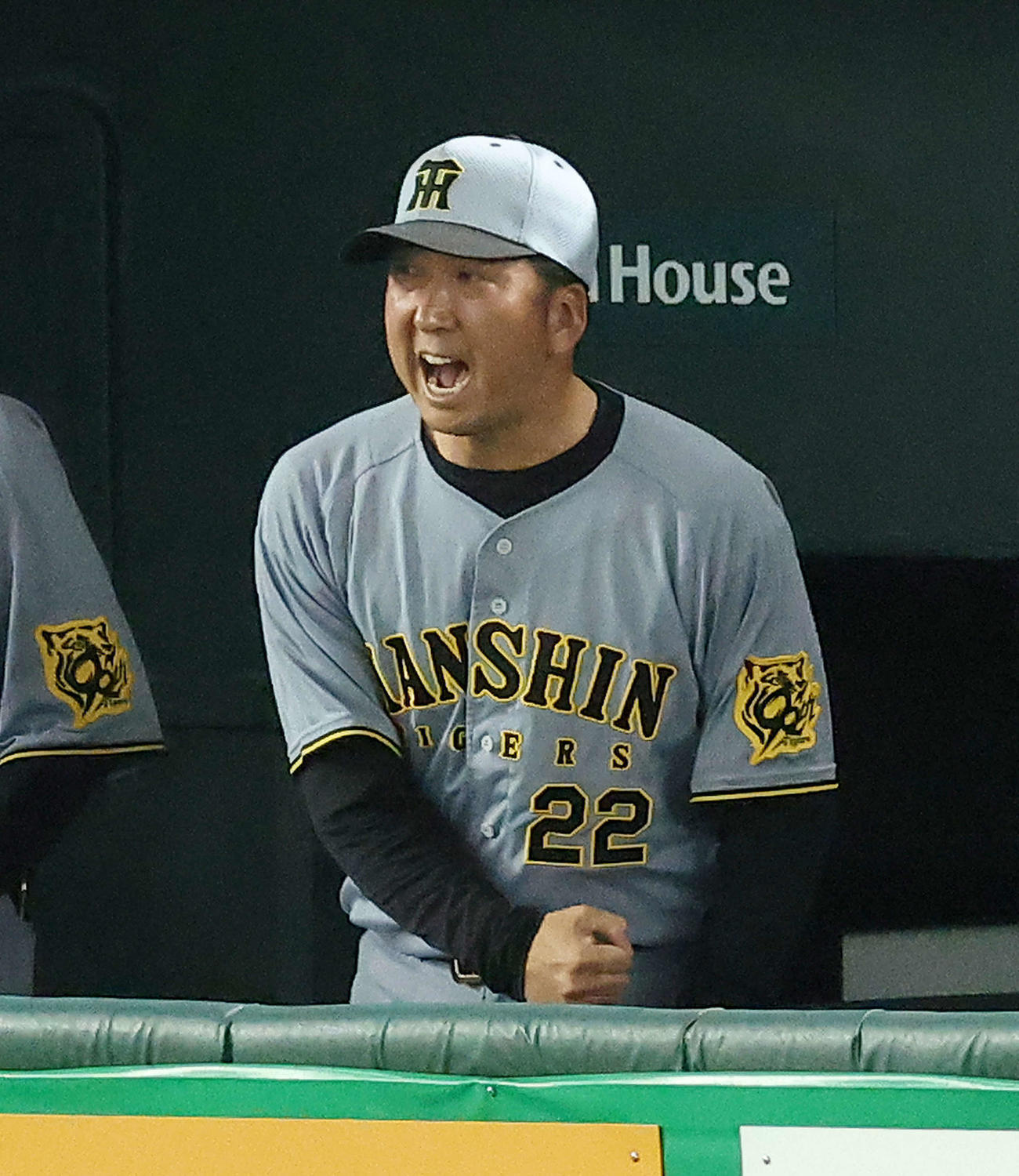 巨人対阪神　7回表阪神2死満塁、木浪が左翼線に走者一掃の3点適時二塁打を放ち、力強くガッツポーズする藤川監督（撮影・河田真司）