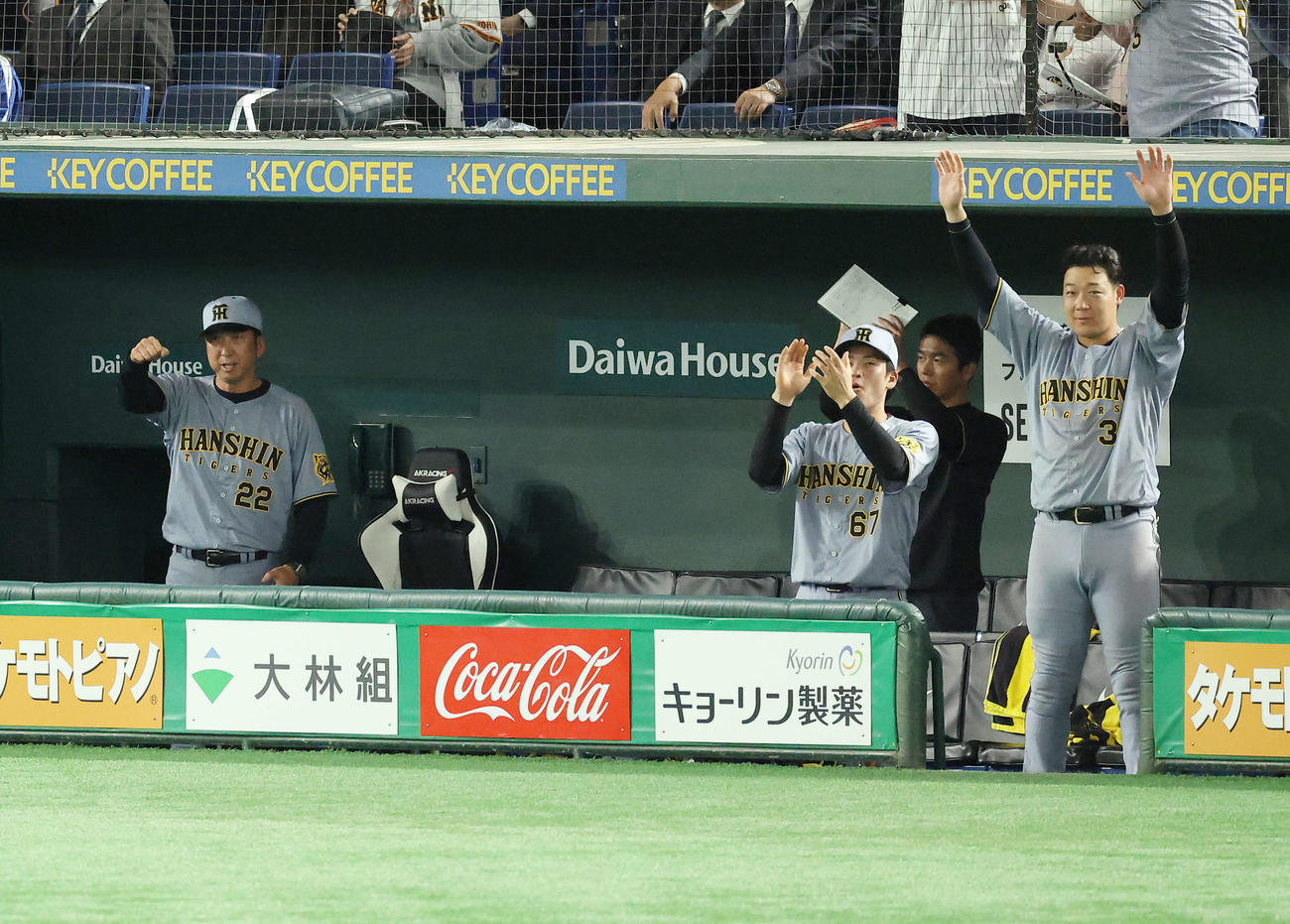 巨人対阪神　7回表阪神2死満塁、木浪が左翼線に走者一掃の3点適時二塁打を放ち、ガッツポーズする藤川監督（左）（撮影・河田真司）