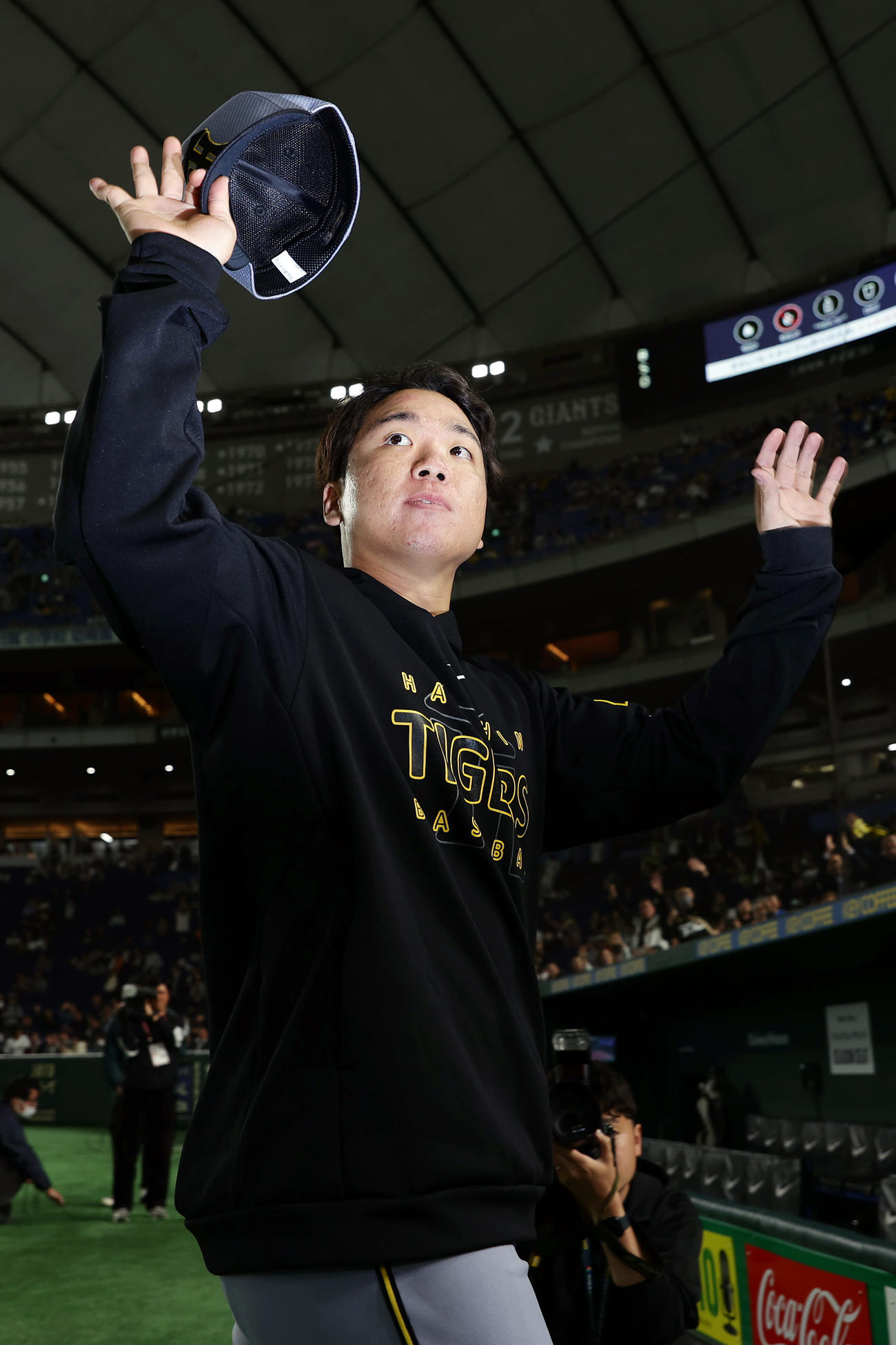 巨人対阪神　巨人に勝利し、スタンドのファンに手を振る阪神村上（撮影・前田充）