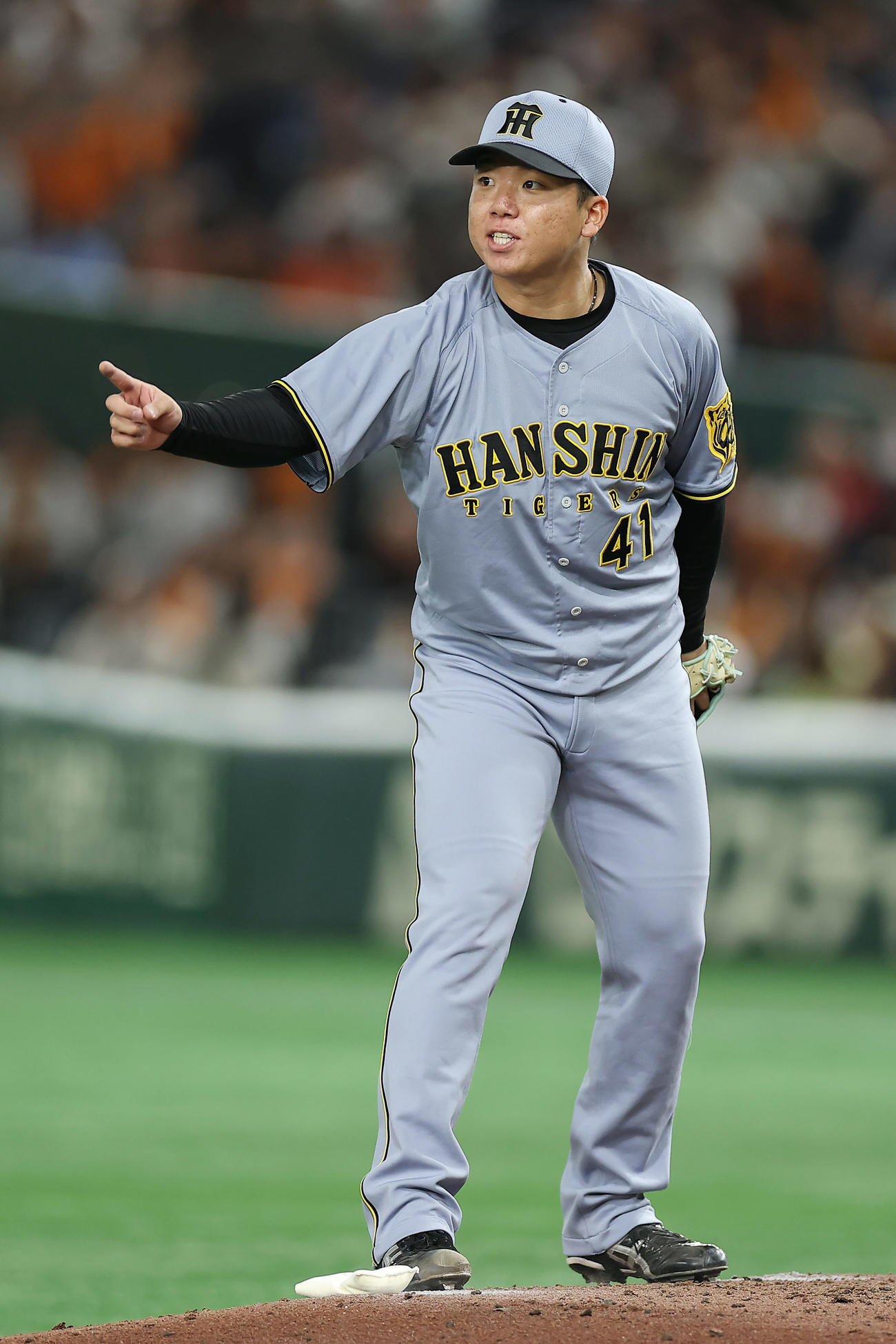巨人対阪神　5回裏巨人無死、甲斐の三直で好守を見せた佐藤輝を指さす村上（撮影・前田充）