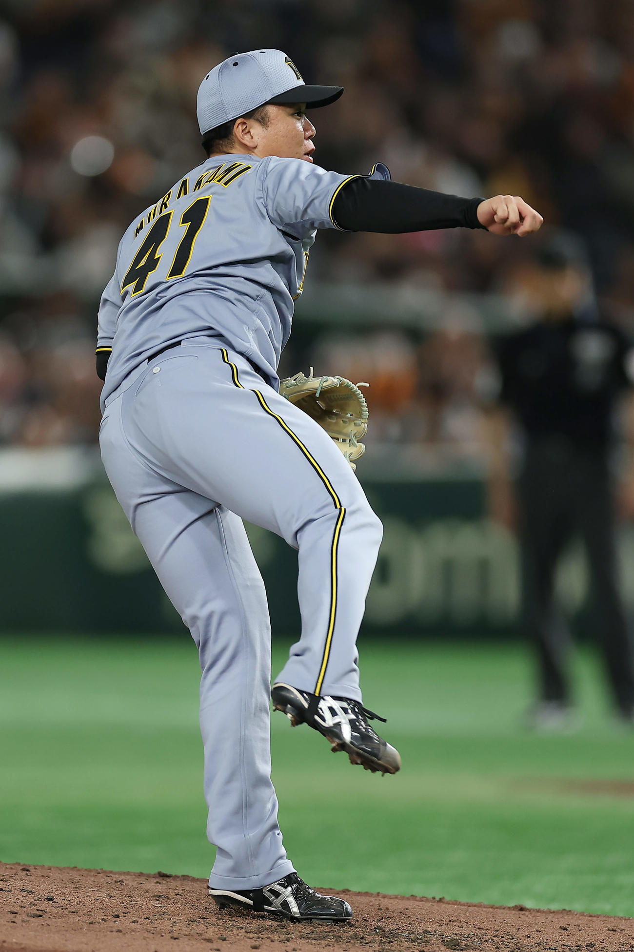 巨人対阪神　力投する阪神先発の村上（撮影・前田充）