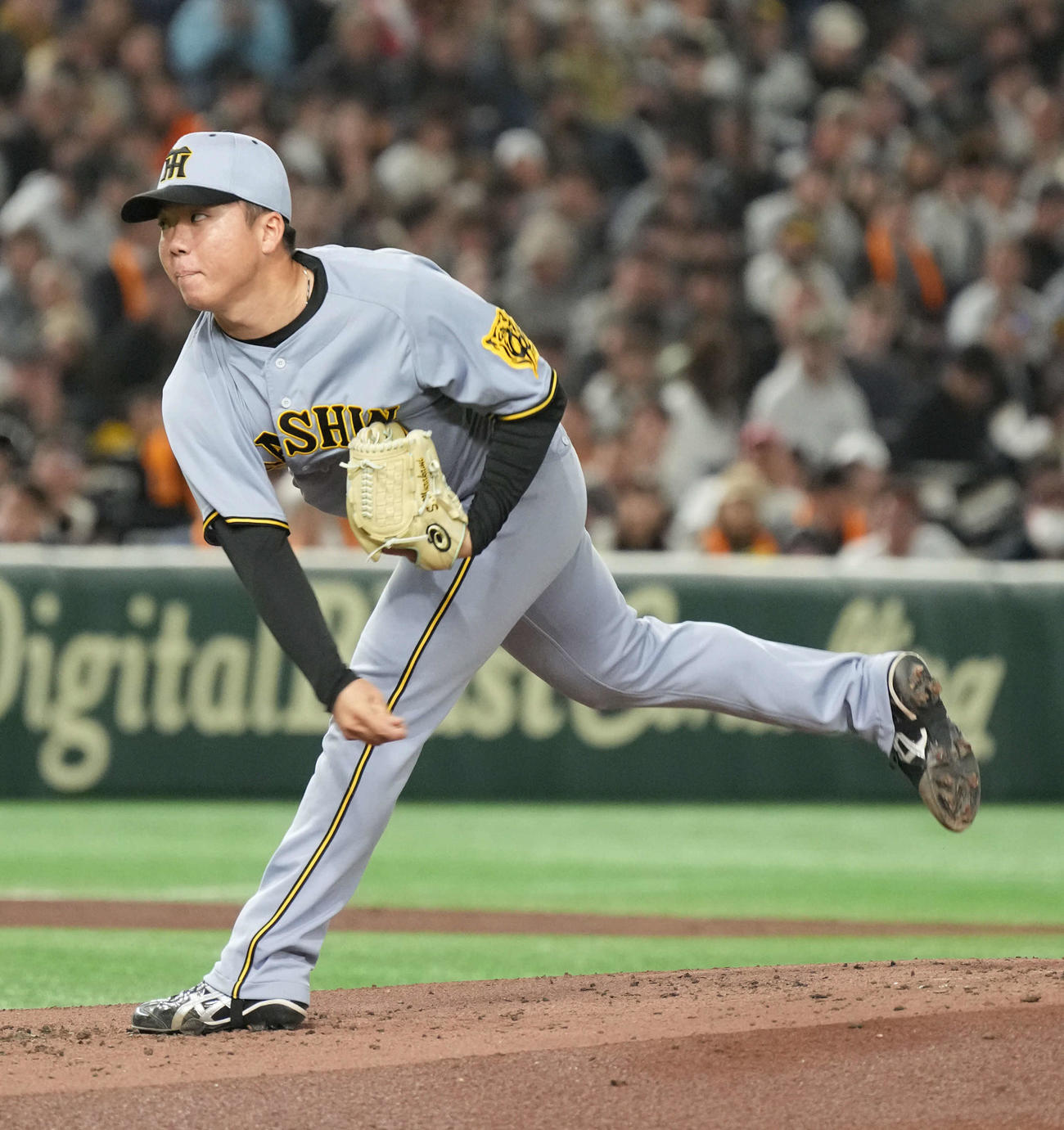 巨人対阪神　阪神先発の村上（撮影・小沢裕）