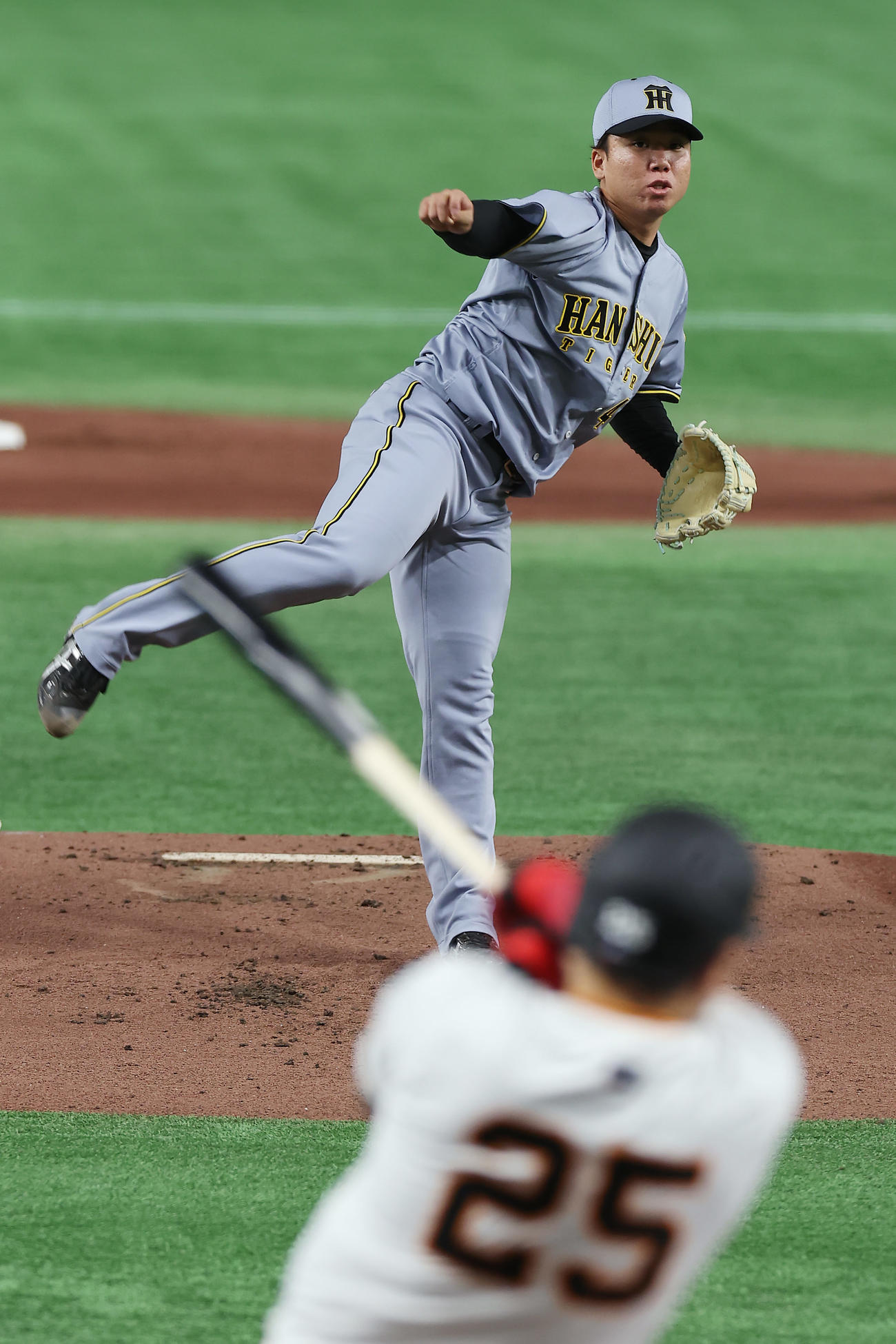 巨人対阪神　1回裏巨人1死二塁、岡本を遊ゴロに仕留める村上（撮影・前田充）