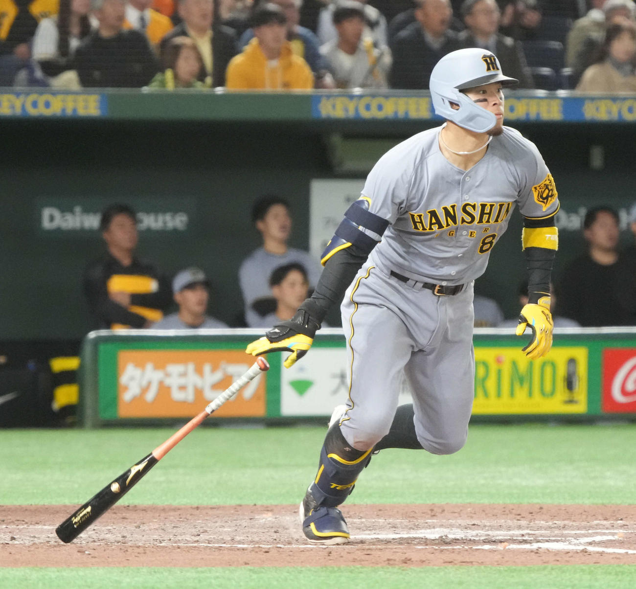 巨人対阪神　8回表阪神2死二塁、佐藤輝は右適時打を放つ（撮影・小沢裕）
