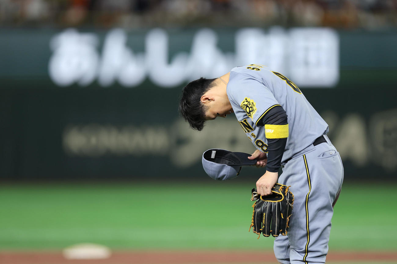 巨人対阪神　8回裏、レフトスタンドの阪神ファンからの声援に頭を下げ、守備位置に就く阪神佐藤輝（撮影・前田充）