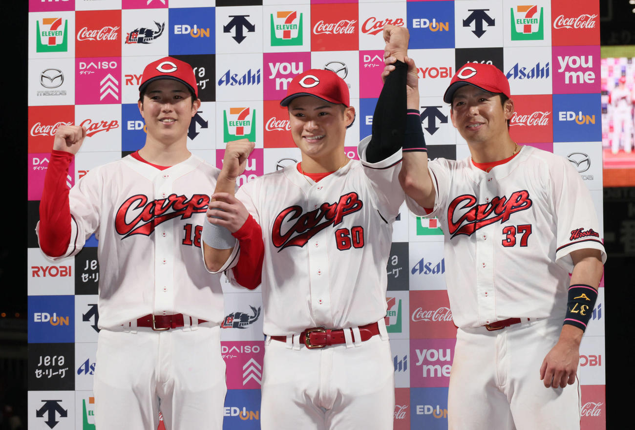 広島対DeNA　お立ち台でポーズを決める左から森下、田村、野間（撮影・加藤孝規）