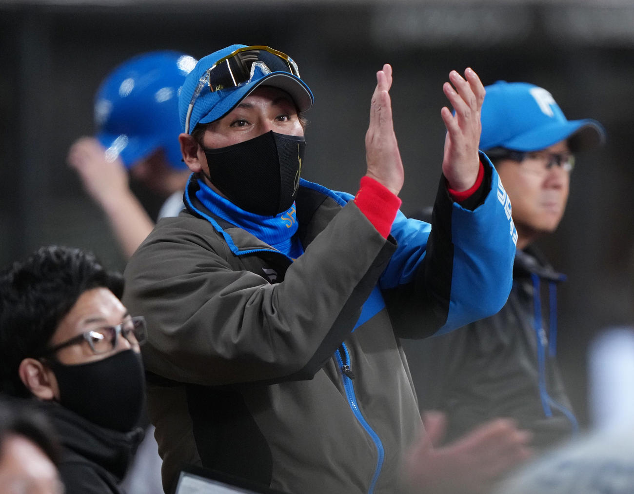 日本ハム対オリックス　ベンチから選手たちを鼓舞する日本ハム新庄監督（撮影・足立雅史）