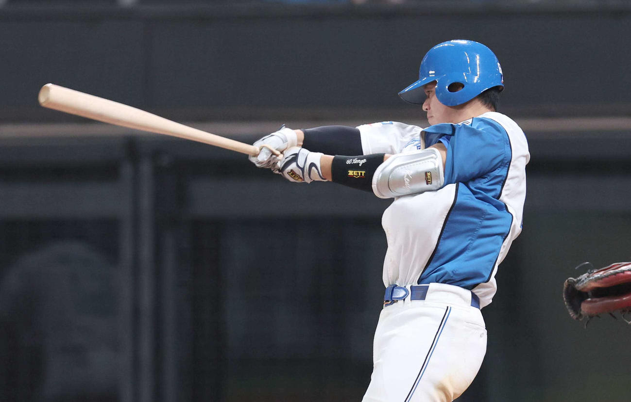 日本ハム対オリックス　6回裏日本ハム2死、右越え本塁打を放つ吉田（撮影・黒川智章）