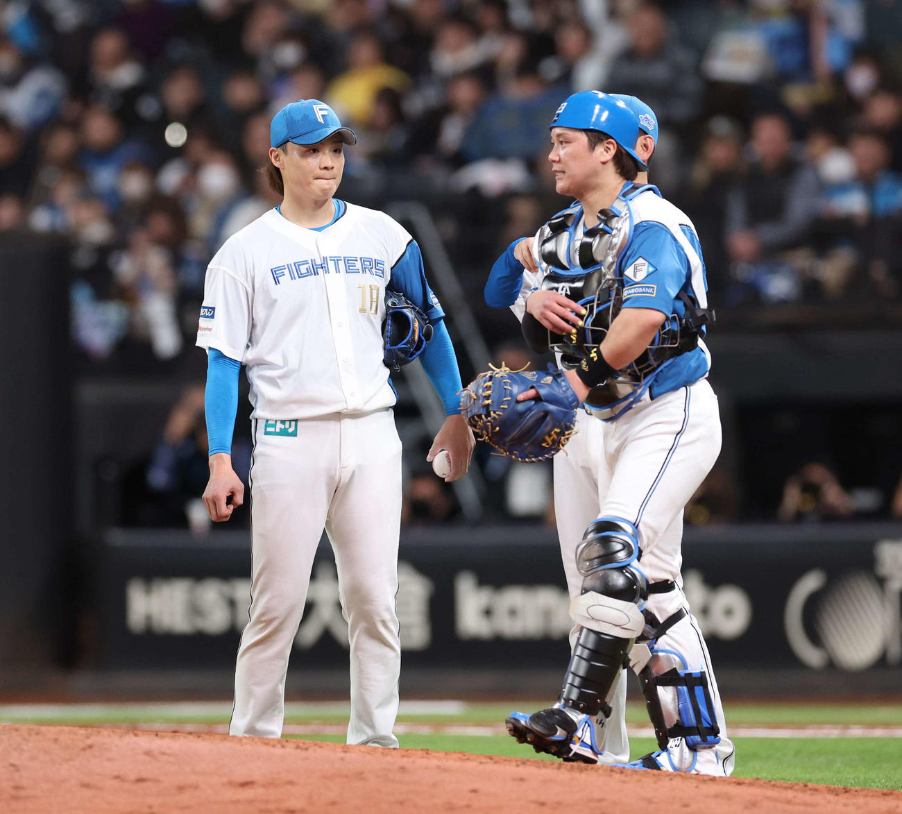日本ハム対オリックス　3回表、失点し渋い表情の山崎（左）と伏見（撮影・黒川智章）