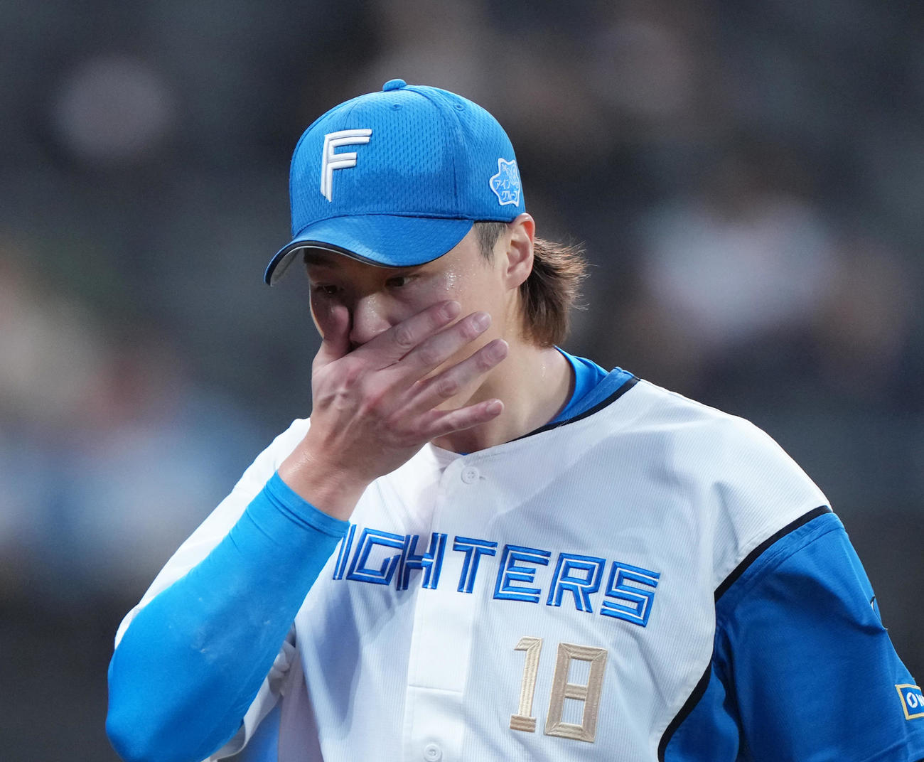 日本ハム対オリックス　3回に3点を失い渋い顔でベンチに戻る日本ハム山崎（撮影・足立雅史）