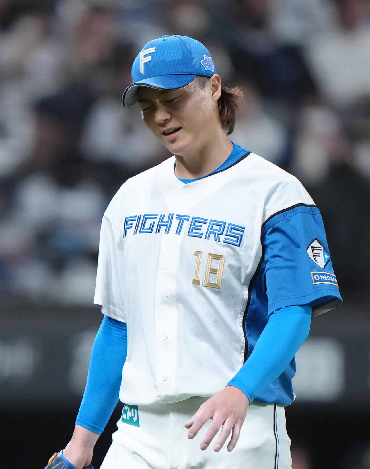 日本ハム対オリックス　3回に3点を失い渋い顔でベンチに戻る日本ハム山崎（撮影・足立雅史）