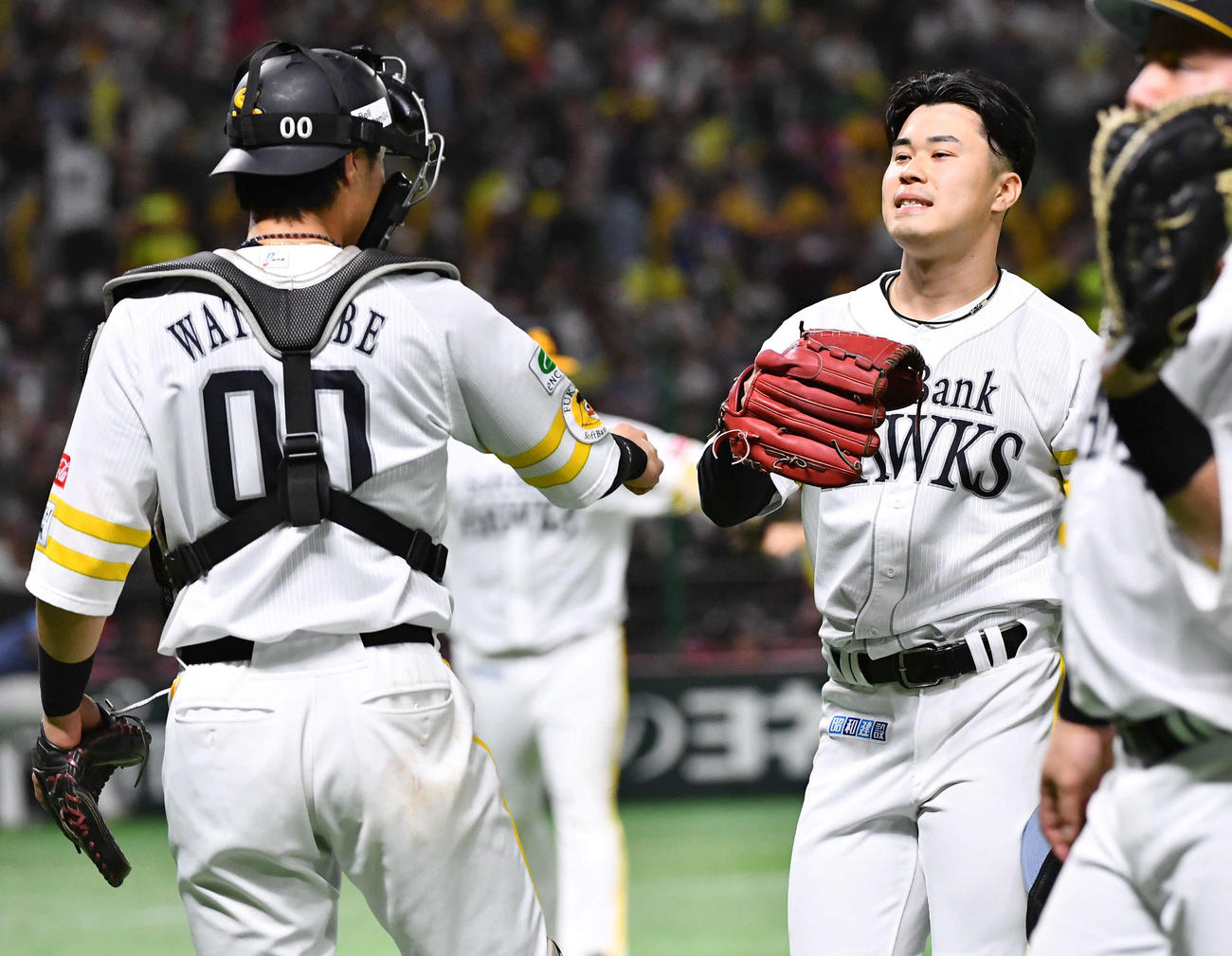 ソフトバンク対西武　7回表西武2死一塁、仲田を遊ゴロに抑えた松本晴（右）は、渡辺とタッチを交わしながらベンチへ戻る（撮影・岩下翔太）