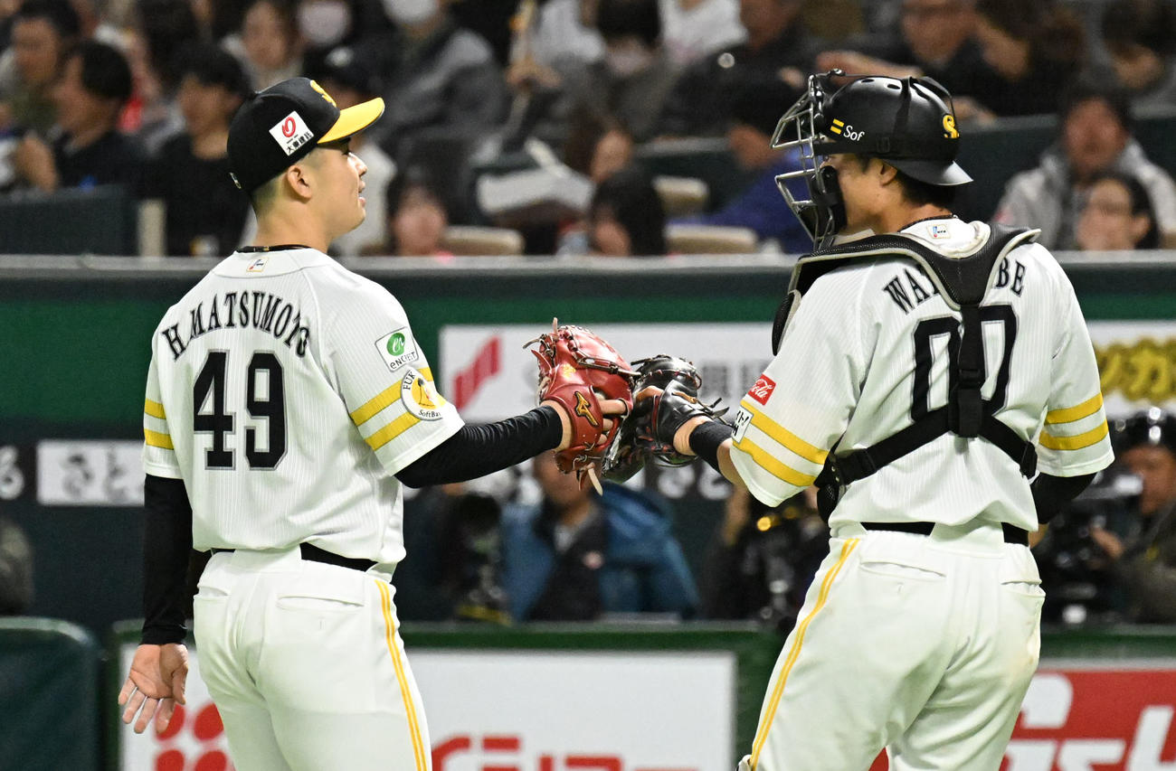 ソフトバンク対西武　6回表終了後、松本晴（左）とタッチを交わす渡辺陸（撮影・林敢治）