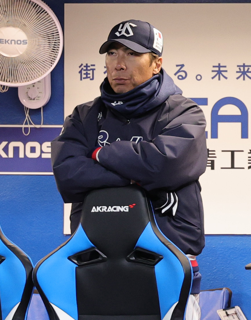 ヤクルト対中日　試合を見つめるヤクルト高津監督（撮影・野上伸悟）