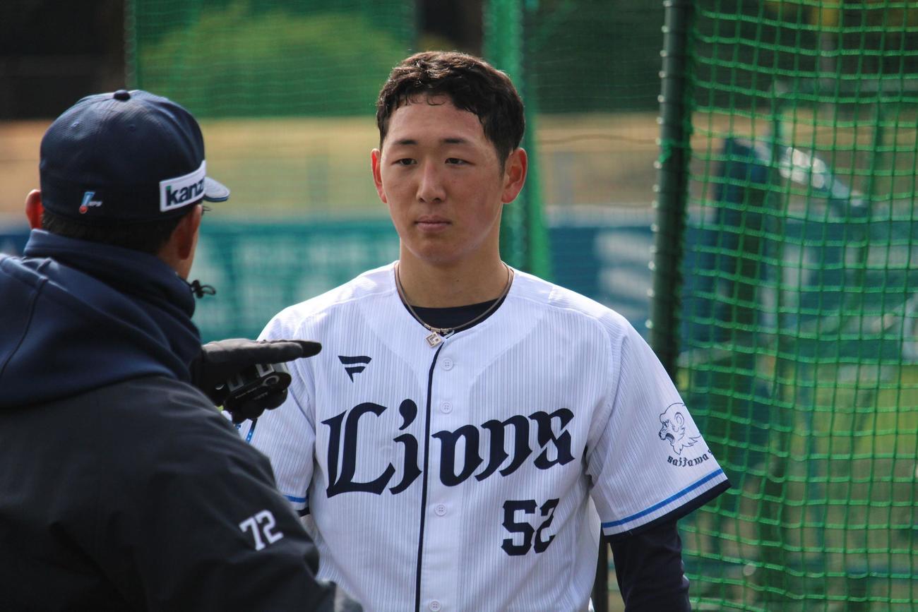 土肥コーチと話す西武篠原（25年2月撮影）