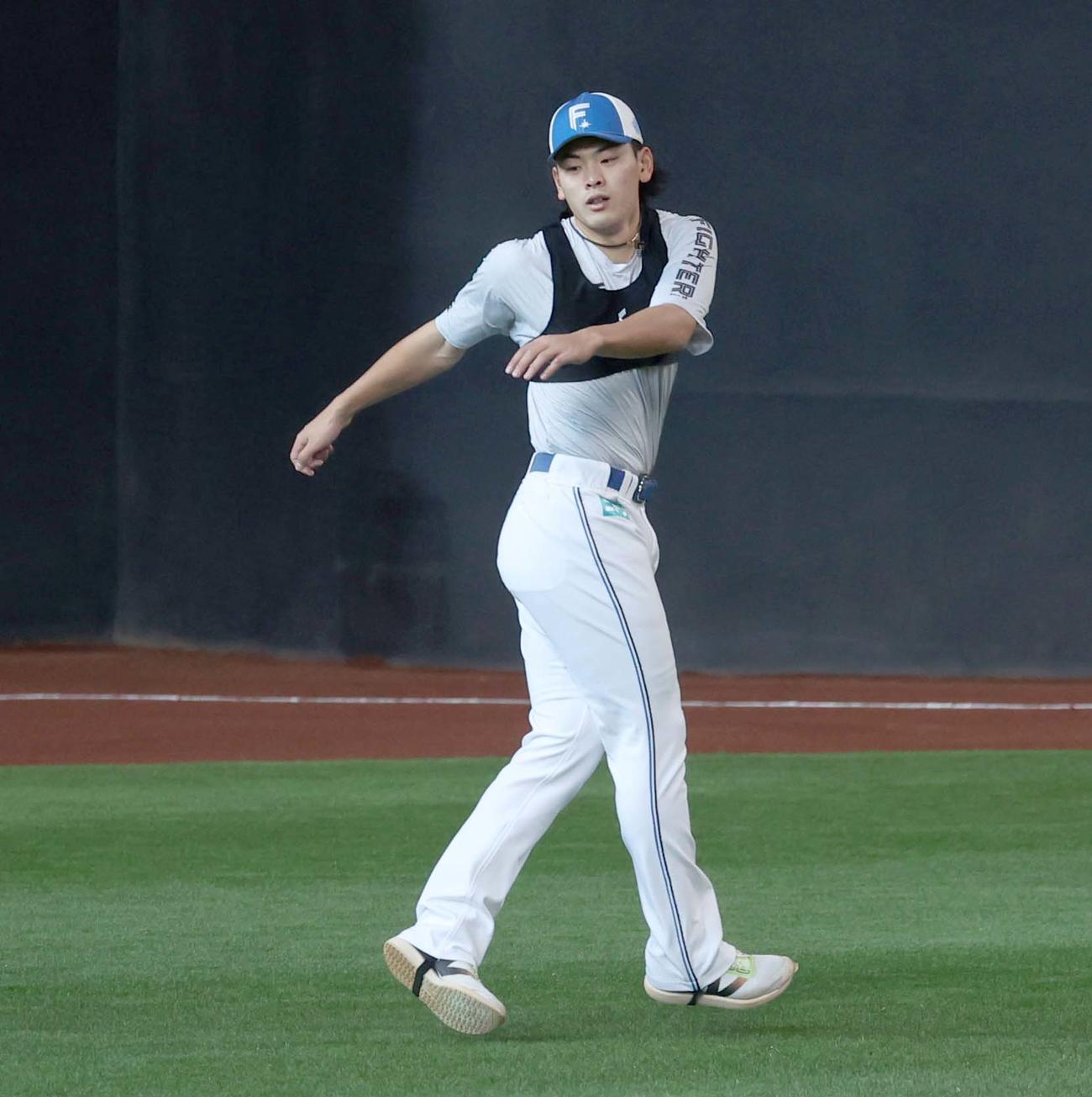 日本ハム対オリックス　別メニュー調整する野村（撮影・黒川智章）