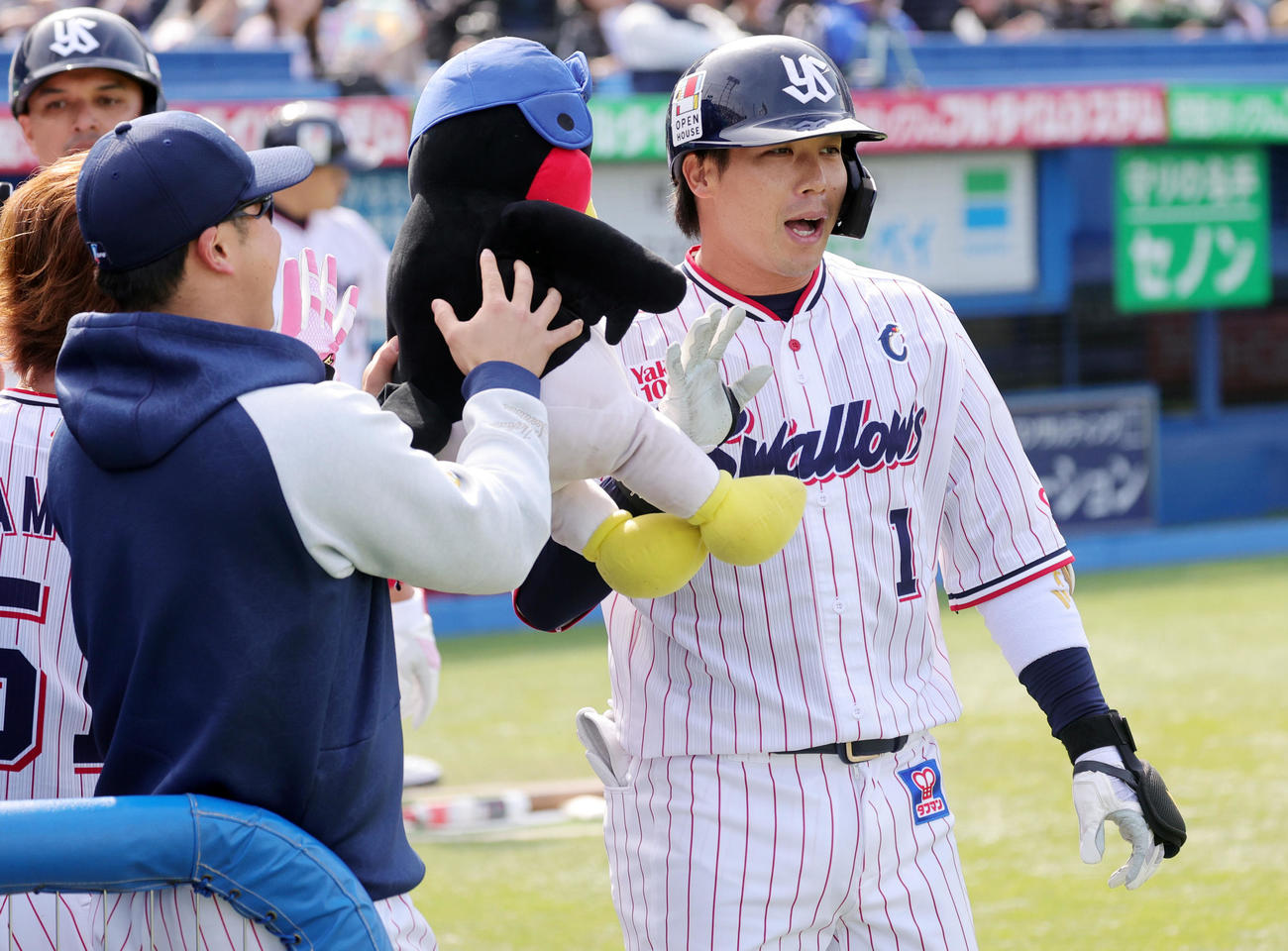 ヤクルト対中日　2回裏ヤクルト無死二塁、通算300号となる先制左越え2点本塁打を放ち、つば九郎人形らに迎えられる山田（撮影・野上伸悟）