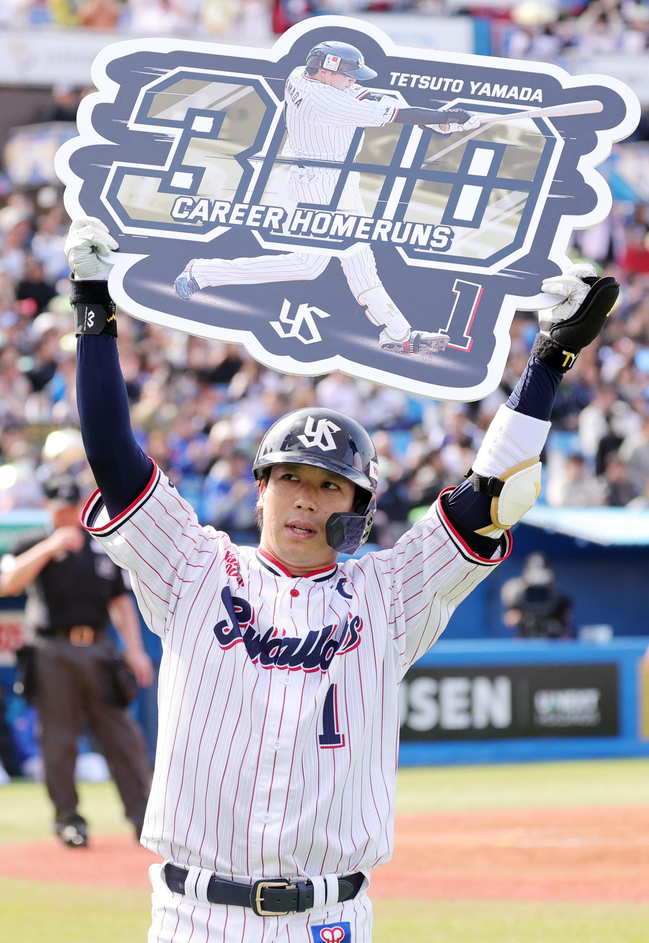 ヤクルト対中日　2回裏ヤクルト無死二塁、通算300号となる先制左越え2点本塁打を放山ち、記念ボードを掲げる山田（撮影・野上伸悟）