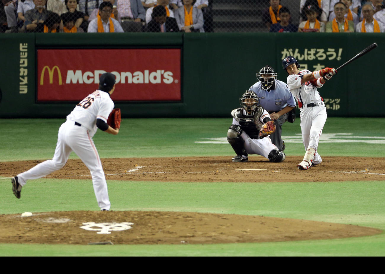 12年8月、山田哲は巨人戦でプロ初本塁打を左越えに放つ