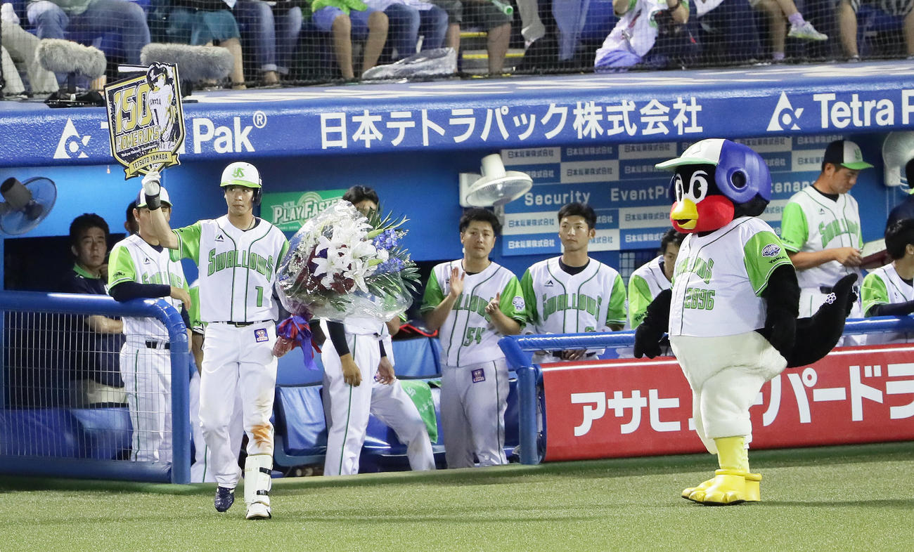 山田はプロ通算150号となる中越え2点本塁打を放ちスタンドの声援に応える（2018年6月30日撮影）