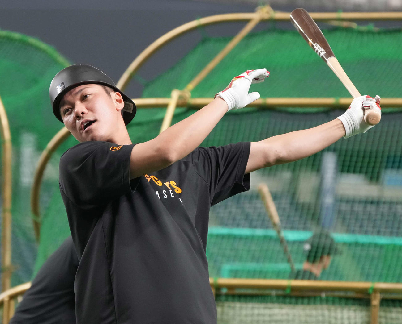 巨人対阪神　試合前の練習に臨む巨人坂本（撮影・小沢裕）