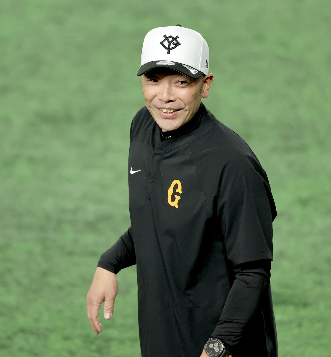 巨人対阪神　試合前、笑顔を見せる巨人阿部監督（撮影・河田真司）