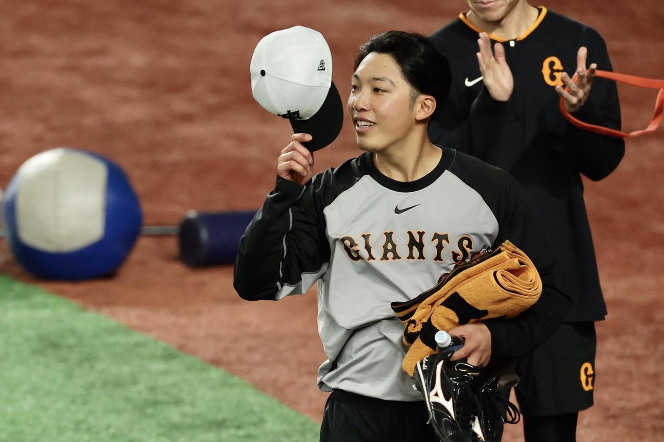 巨人対阪神　試合前、笑顔で移動する巨人赤星（撮影・河田真司）