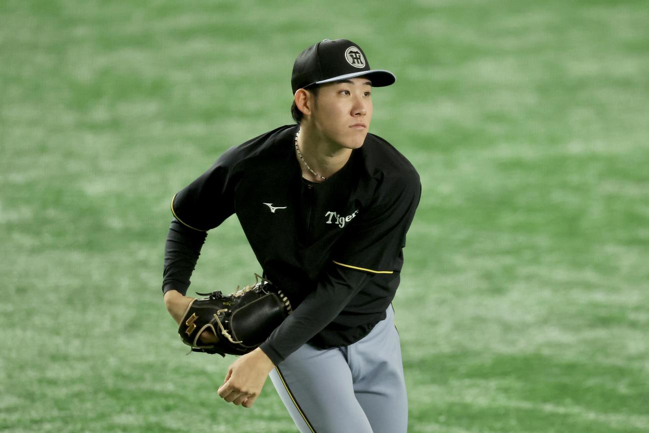 巨人対阪神　試合前、キャッチボールする阪神富田（撮影・河田真司）