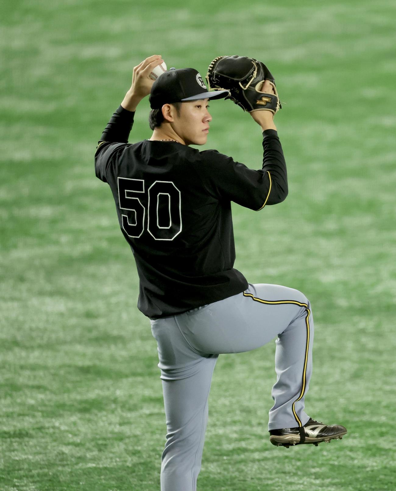 巨人対阪神　試合前、キャッチボールする阪神富田（撮影・河田真司）