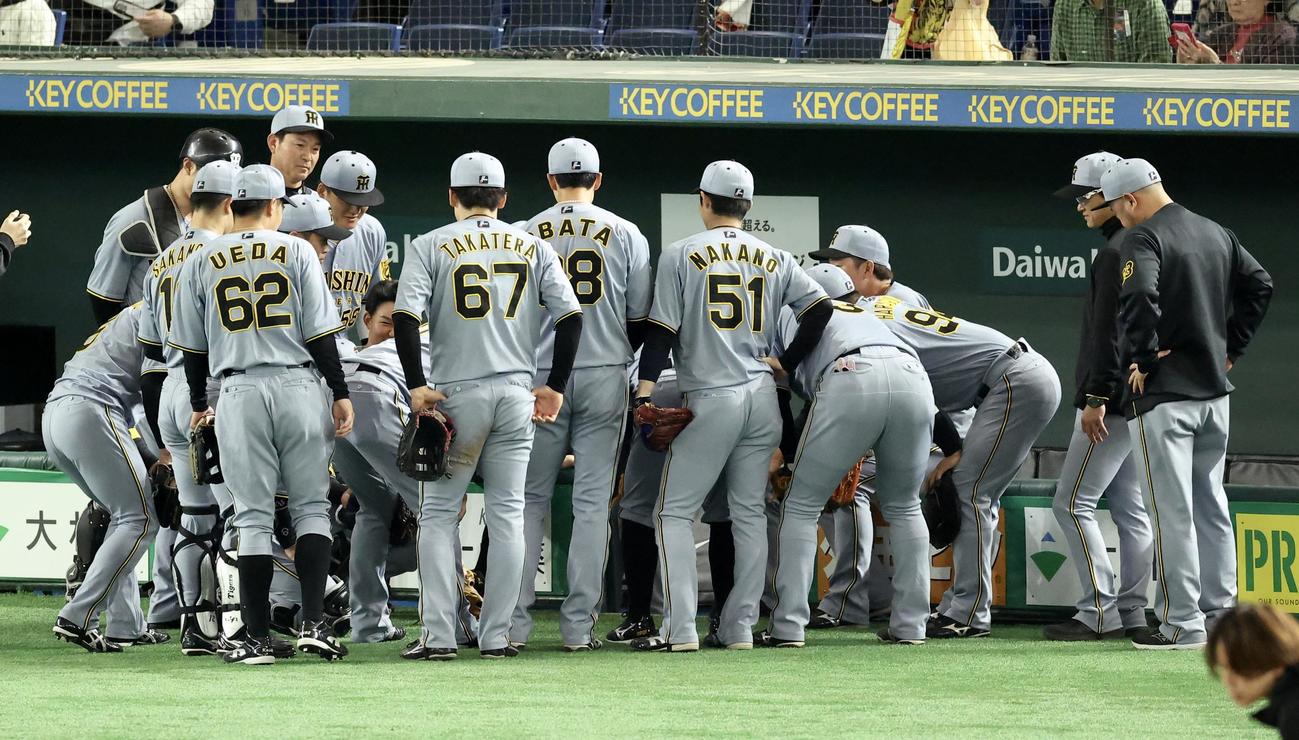 巨人対阪神　試合前円陣を組む阪神ナイン（撮影・河田真司）