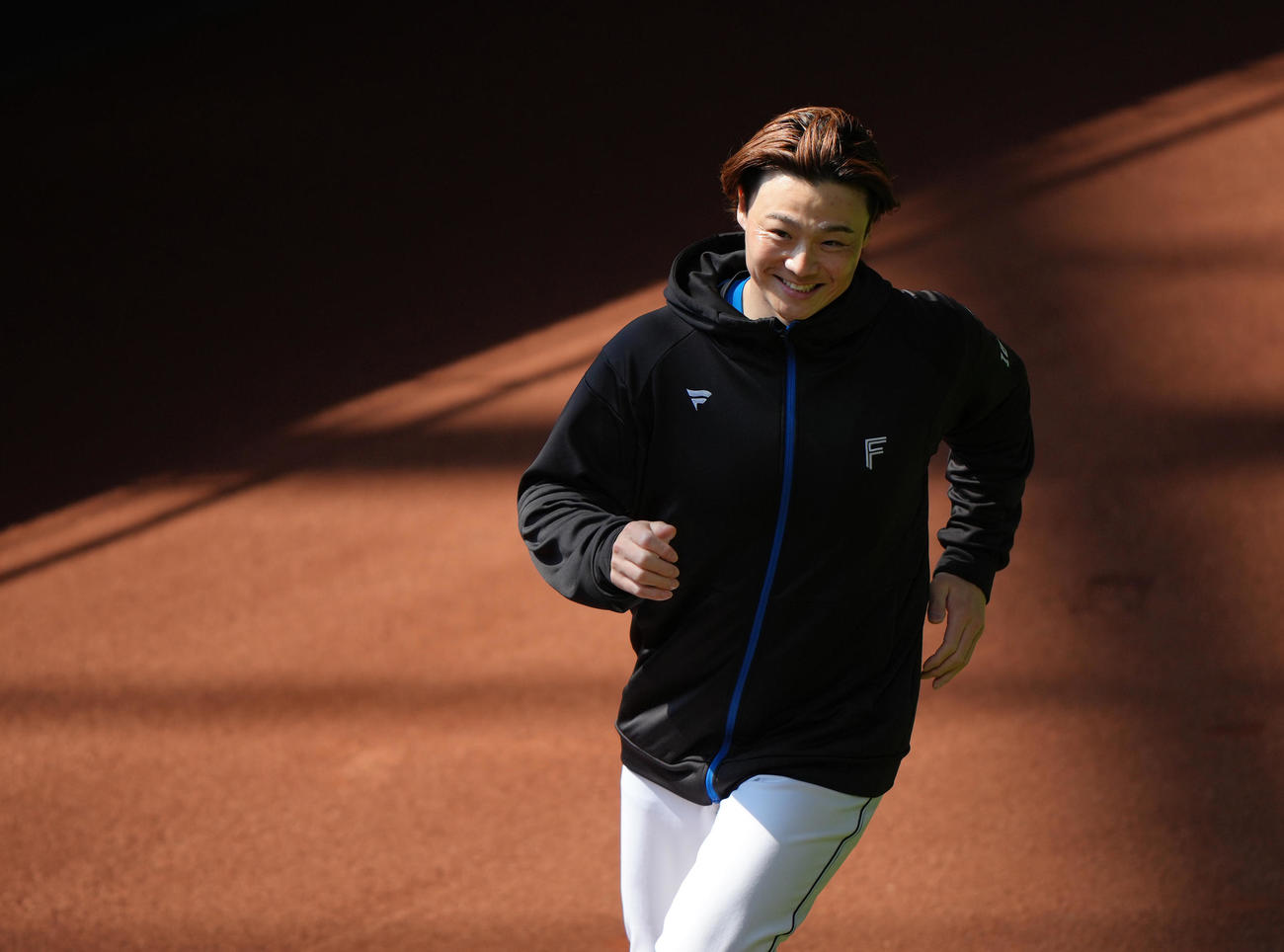 練習中、笑顔を見せる日本ハム山崎（撮影・足立雅史）