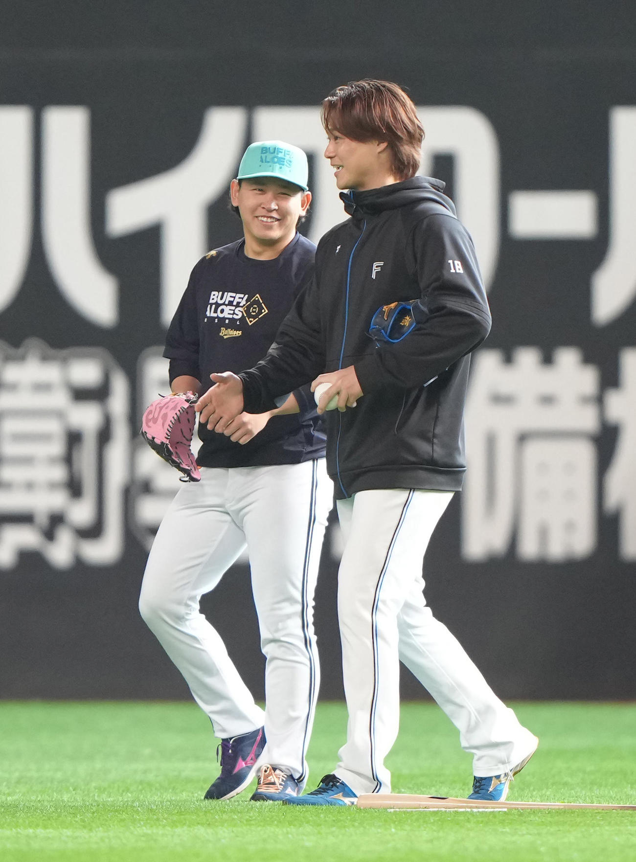 練習中、笑顔で話すオリックス宮城（左）と日本ハム山崎（撮影・足立雅史）