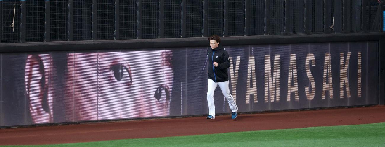 日本ハム対オリックス　ランニングする山崎（撮影・黒川智章）