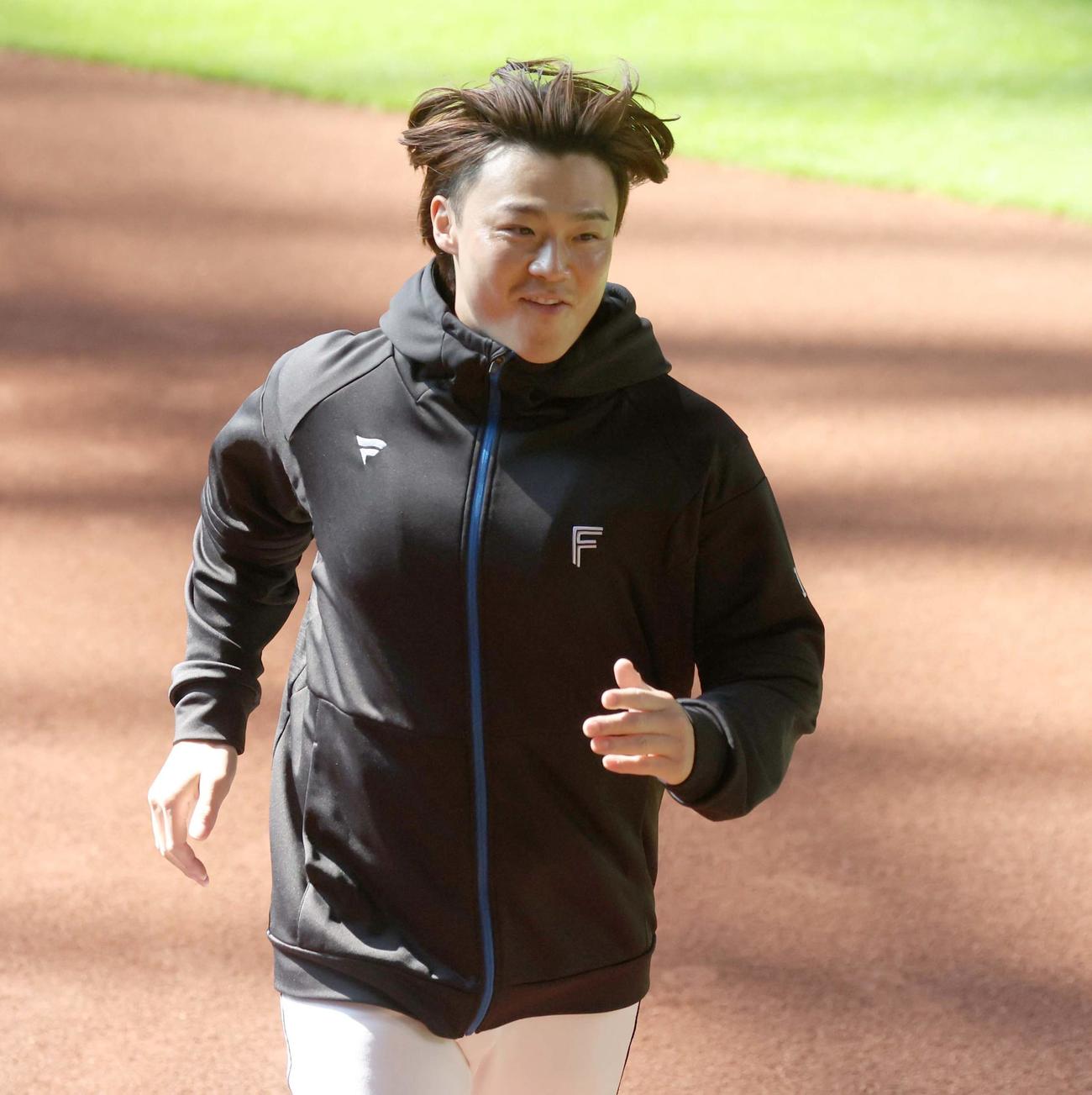 日本ハム対オリックス　ランニングする山崎（撮影・黒川智章）