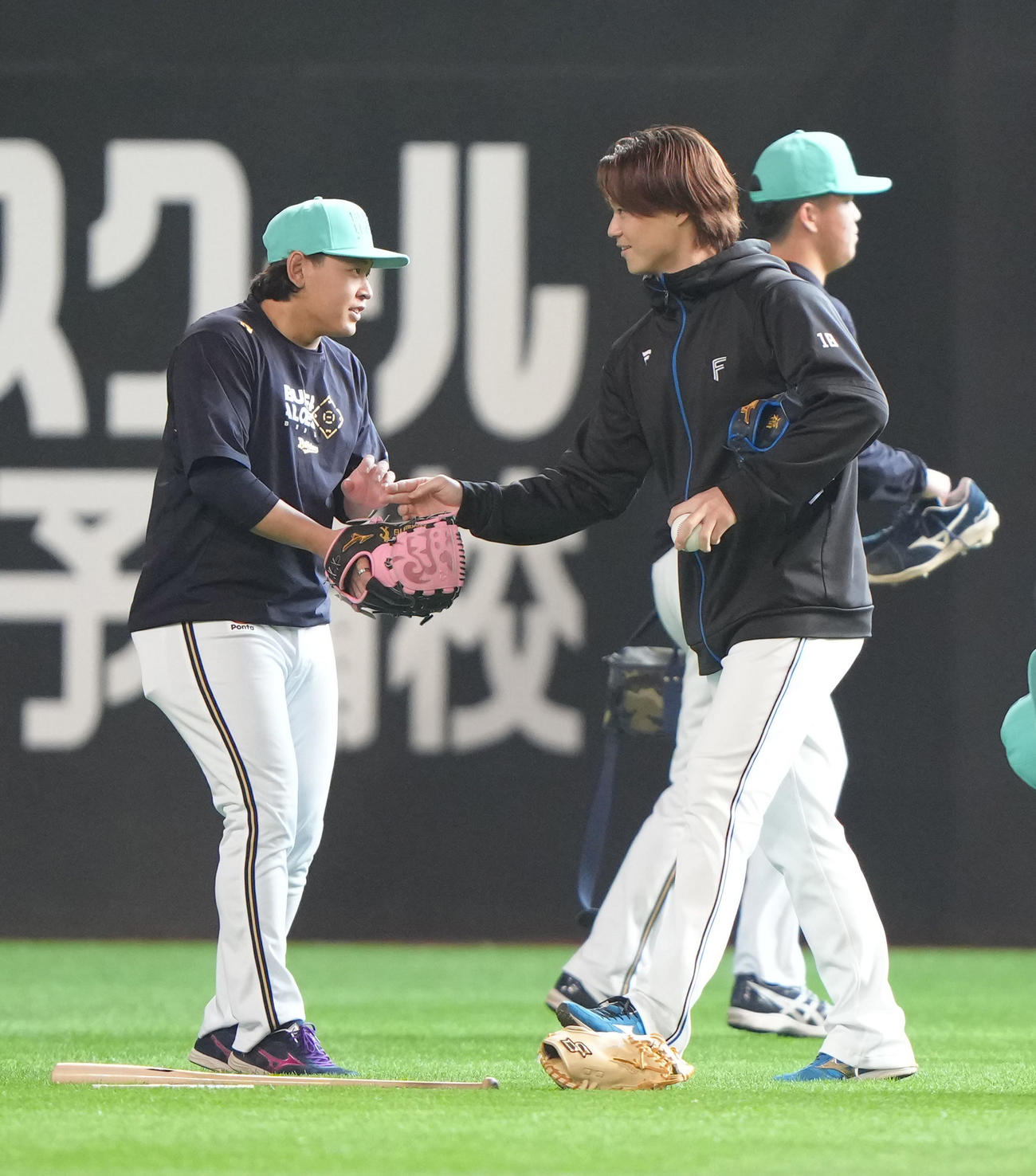 練習中、オリックス宮城（左）とじゃれ合う日本ハム山崎（撮影・足立雅史）