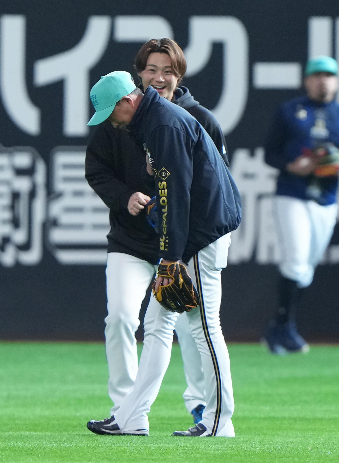 日本ハム山崎（後方）に背後から近づき驚かすオリックス岸田監督（撮影・足立雅史）