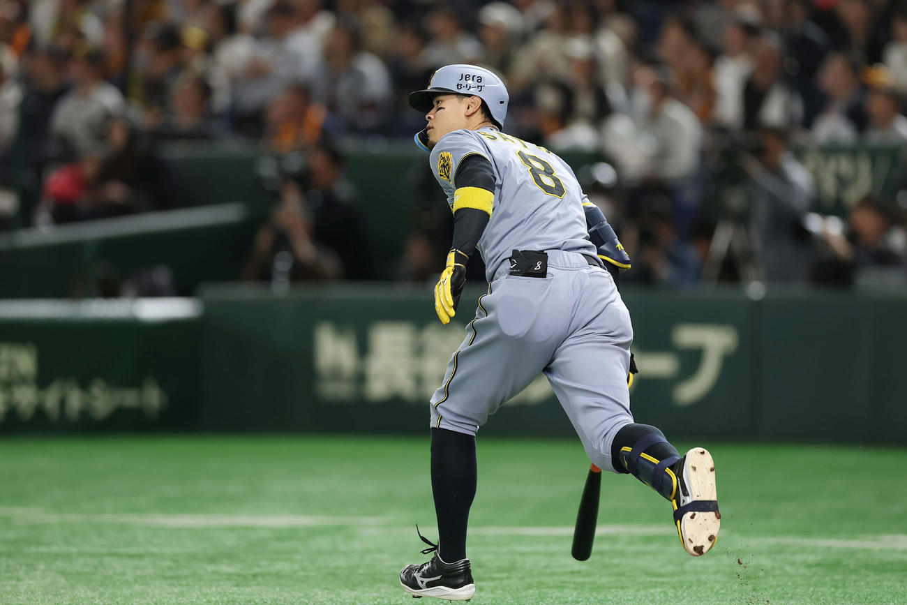 巨人対阪神　1回表阪神2死、先制の左越え本塁打を放つ佐藤輝（撮影・前田充）