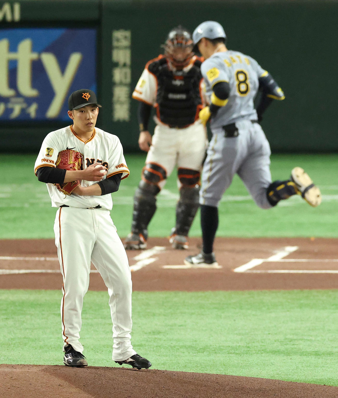 巨人対阪神　1回表阪神2死、佐藤輝に左越え先制ソロ本塁打を浴びる赤星（撮影・河田真司）
