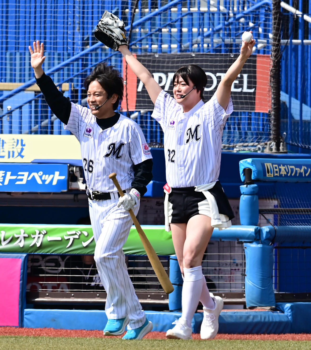 ロッテ対楽天　セレモニアルピッチに登場したぺこぱの松蔭寺太勇（左）とシュウペイ（撮影・清水貴仁）