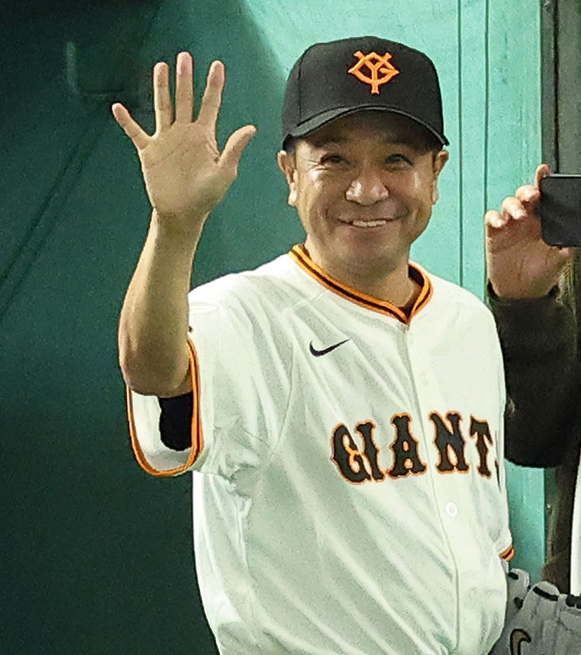 巨人対阪神　開始前、ファーストピッチセレモニーを終える中山秀征（撮影・河田真司）