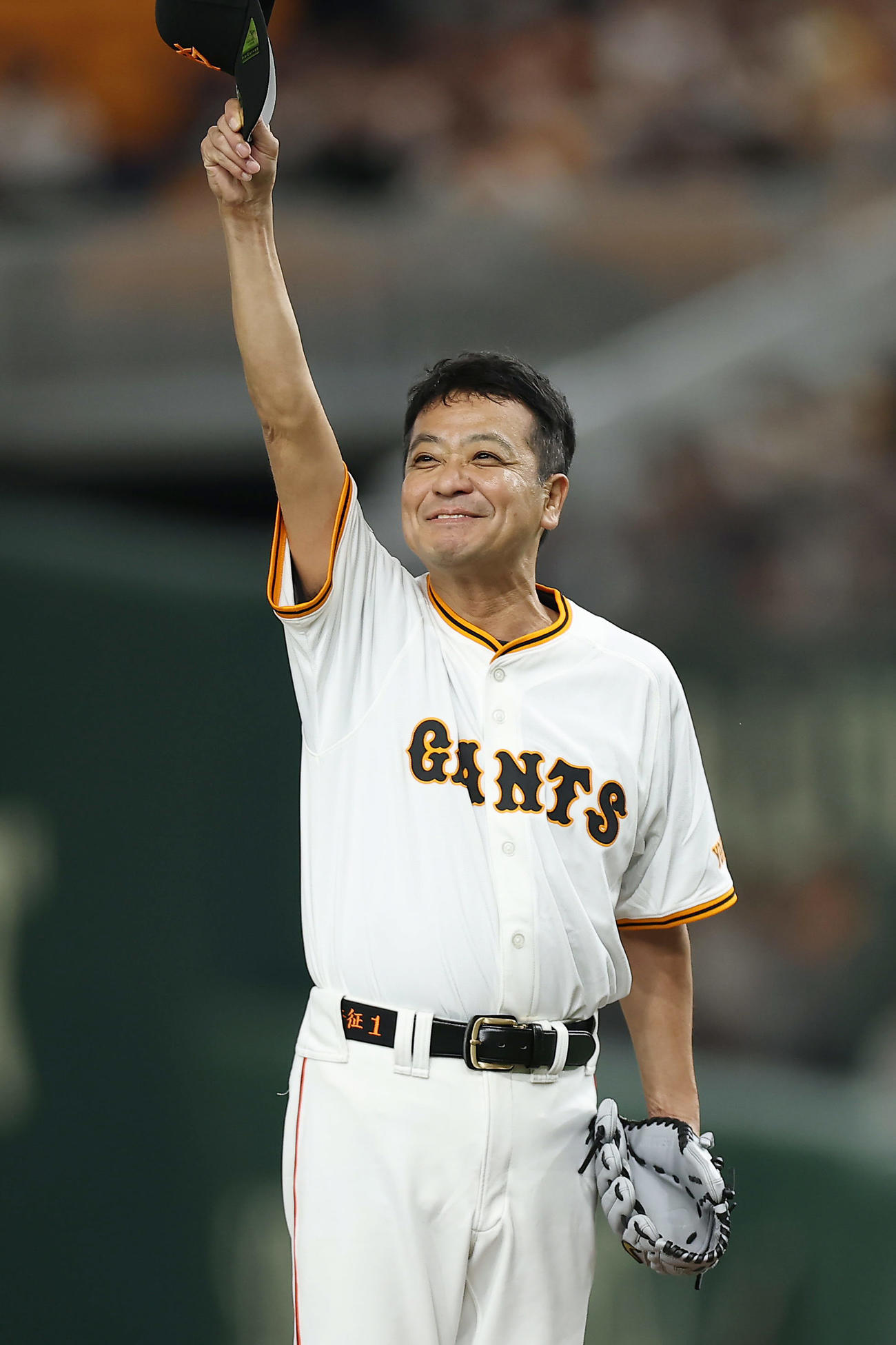 巨人対阪神　ファーストピッチセレモニーで笑顔で声援に応える中山秀征（撮影・前田充）